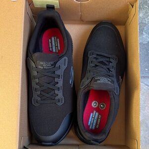 Skechers woman Black Slip-Resistant Sneakers with Red Insole used ones